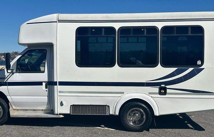 Used 2013 Ford E-350 Non CDL 8/4 Wheelchair Shuttle Bus