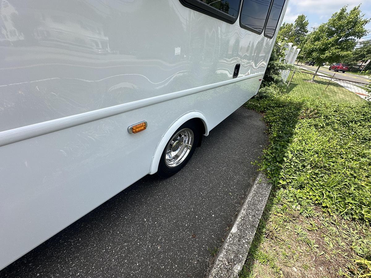 Used 2015 Ford F550 25 Passenger 2 Wheelchair Shuttle Bus