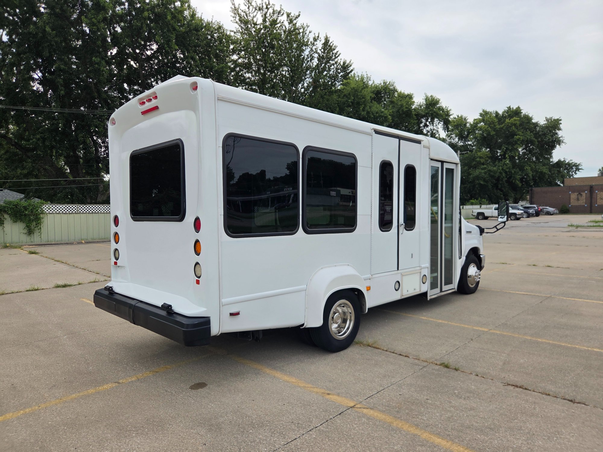Used 2020 Ford E-350 StarCraft Non-CDL 7/2 Wheelchair Shuttle Bus