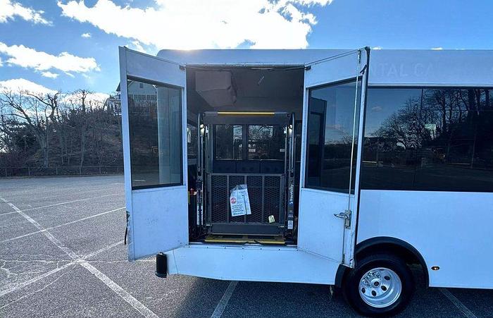 Refurbished 2016 FORD NON CDL AIRPORT SEATING 12/2 WHEELCHAIR SHUTTLE