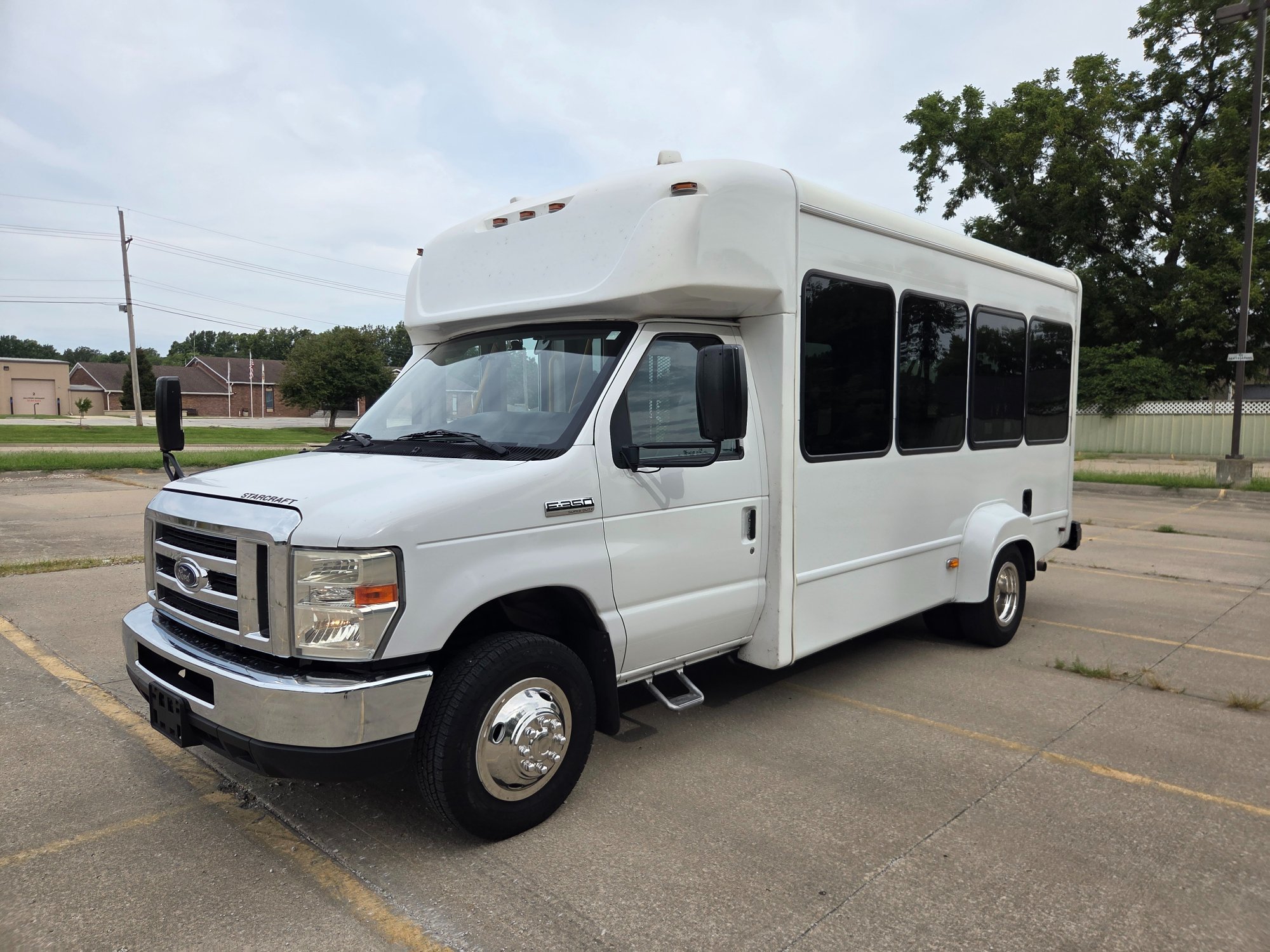 Used 2020 Ford E-350 StarCraft Non-CDL 7/2 Wheelchair Shuttle Bus