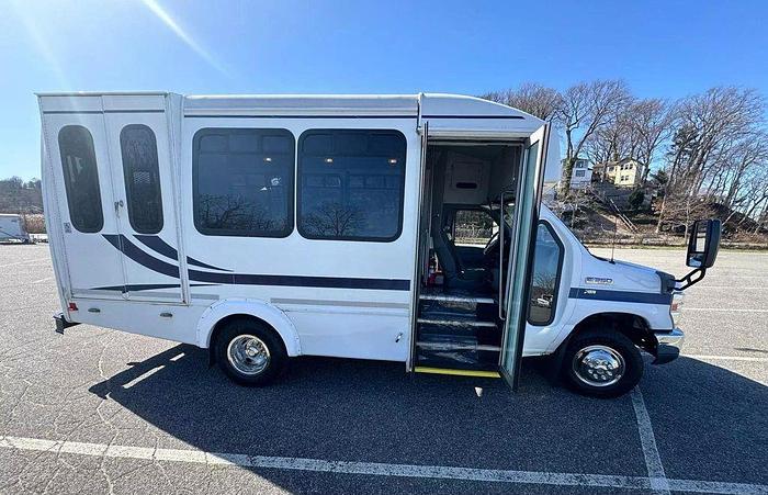 Used 2013 Ford E-350 Non CDL 8/4 Wheelchair Shuttle Bus