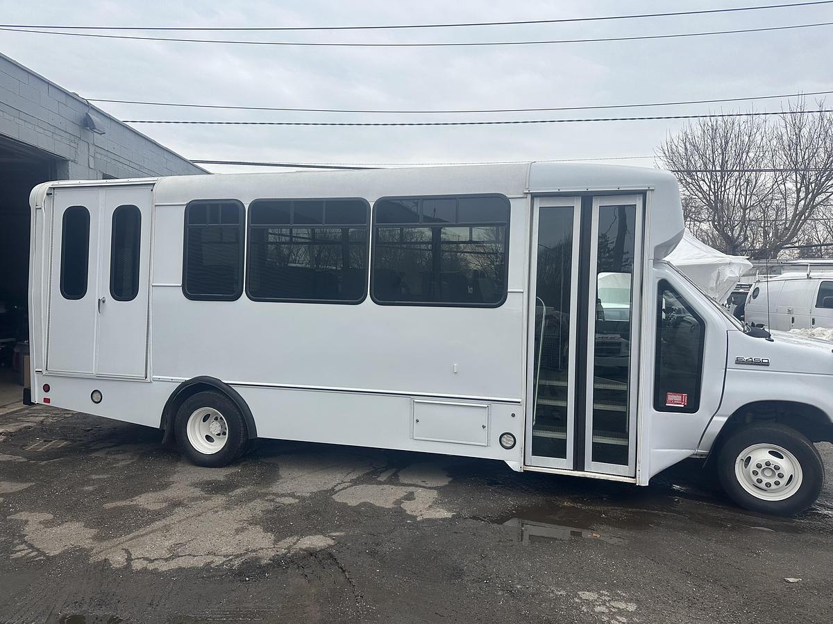 Used 2017 Ford E-450 19/7 Wheelchair Shuttle Bus