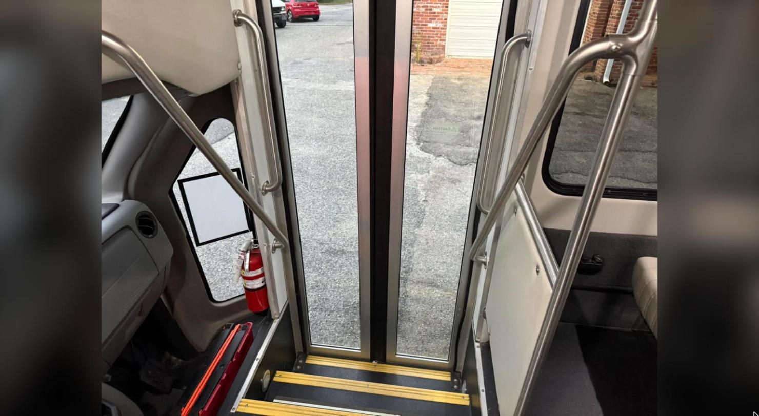 Reconditioned 2019 Ford E-350 StarCraft Non-CDL 14 Passenger Shuttle Bus