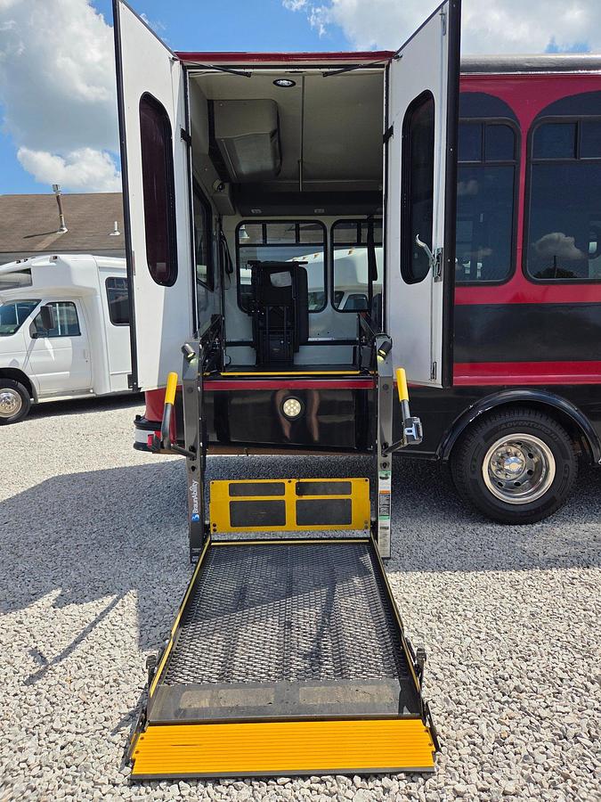 Used 2016 Ford E-450 StarCraft Non-CDL 12/5 Wheelchair Shuttle Bus