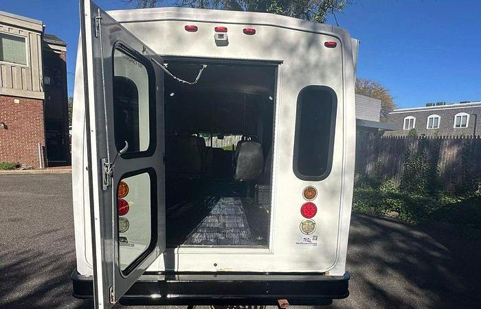 Used 2015 Ford E-350 Non CDL 8/4 Wheelchair Shuttle Bus
