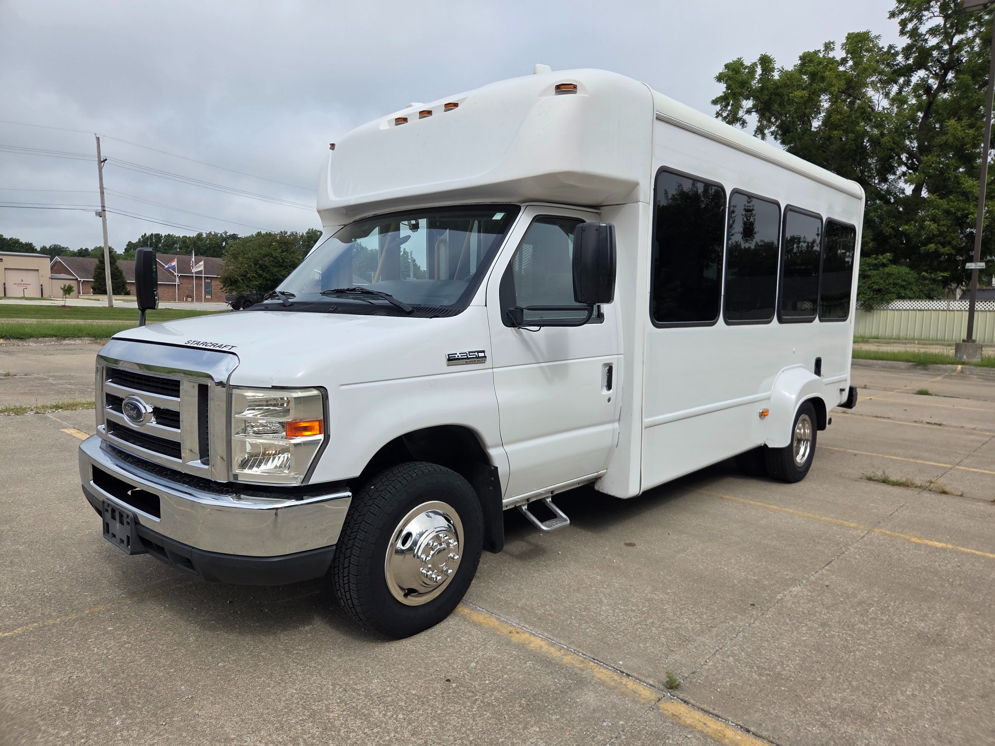 Used 2020 Ford E-350 StarCraft Non-CDL 7/2 Wheelchair Shuttle Bus