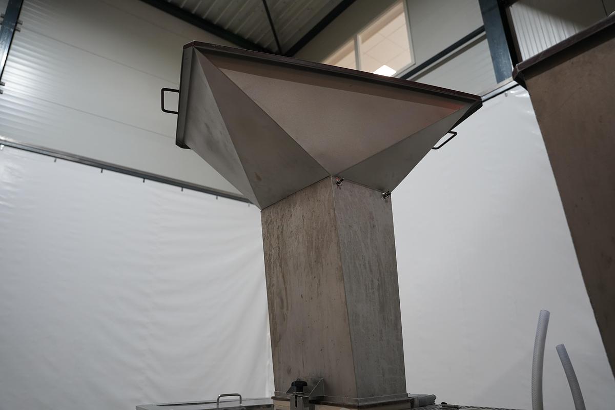 Gebruikt 2006 Rheon vormmachine met bebloeming