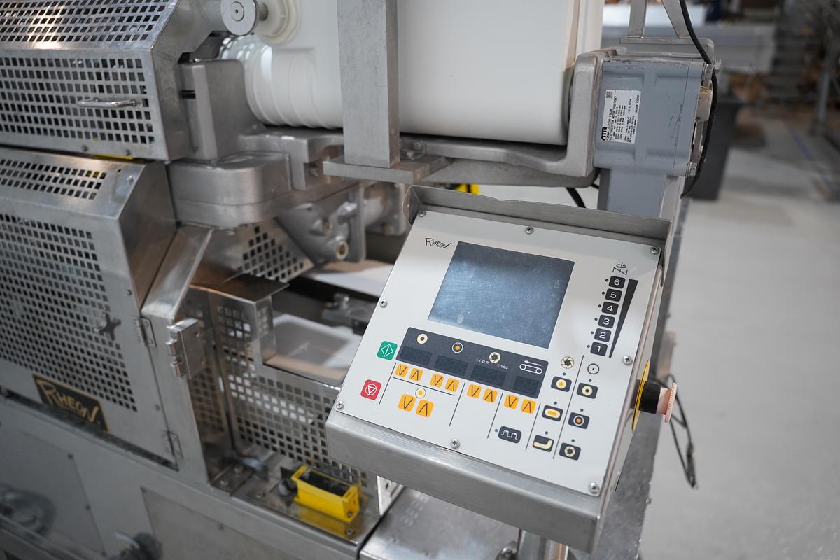 Gebruikt 2006 Rheon vormmachine met bebloeming