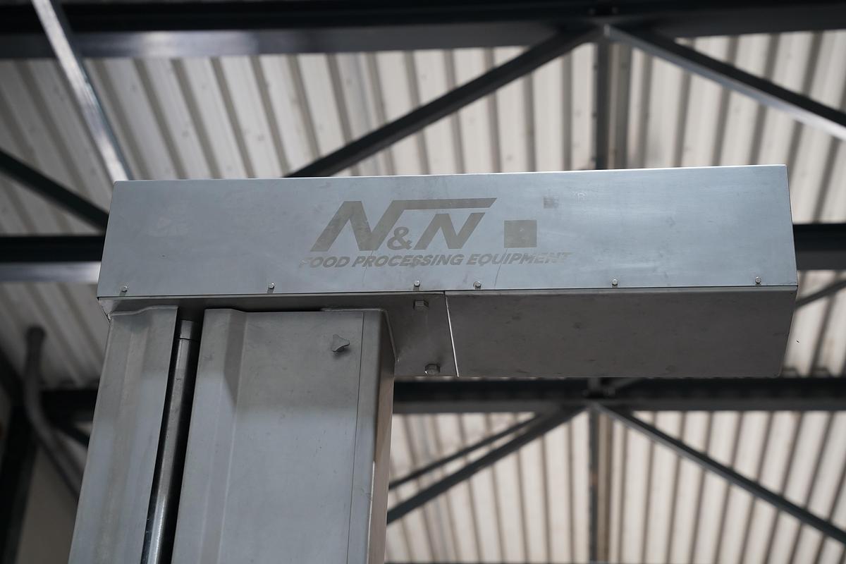 Gebruikt 2011 N&N mixer met lift