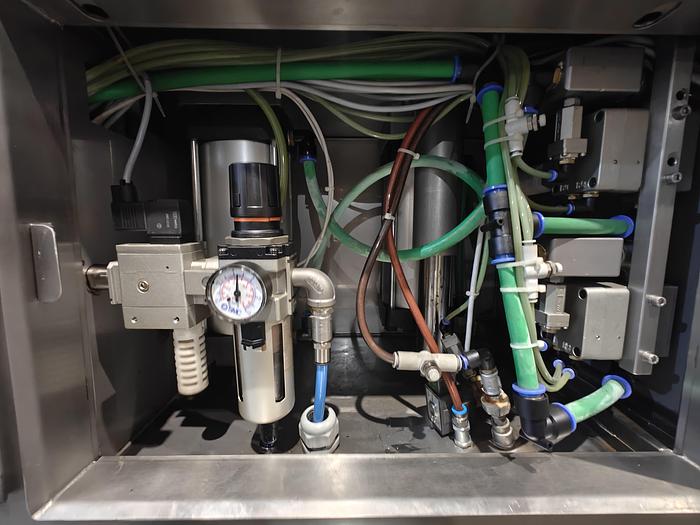 Used 2002 Sealpac Automatic tray sealing machine, 500