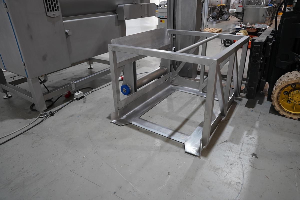 Gebruikt 2011 N&N mixer met lift