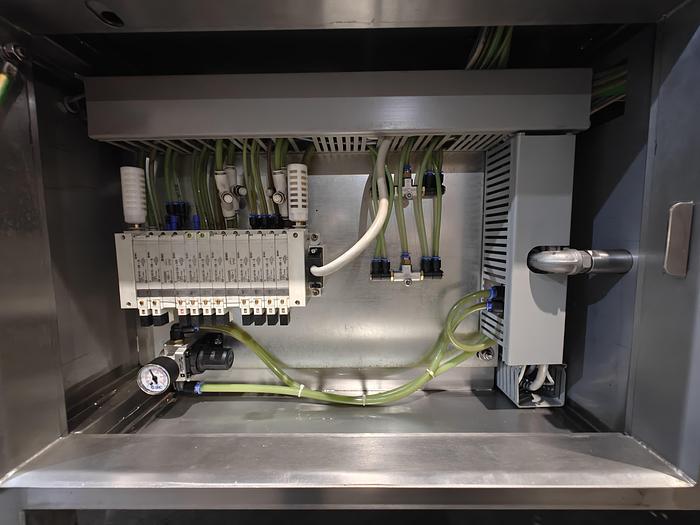 Used 2002 Sealpac Automatic tray sealing machine, 500