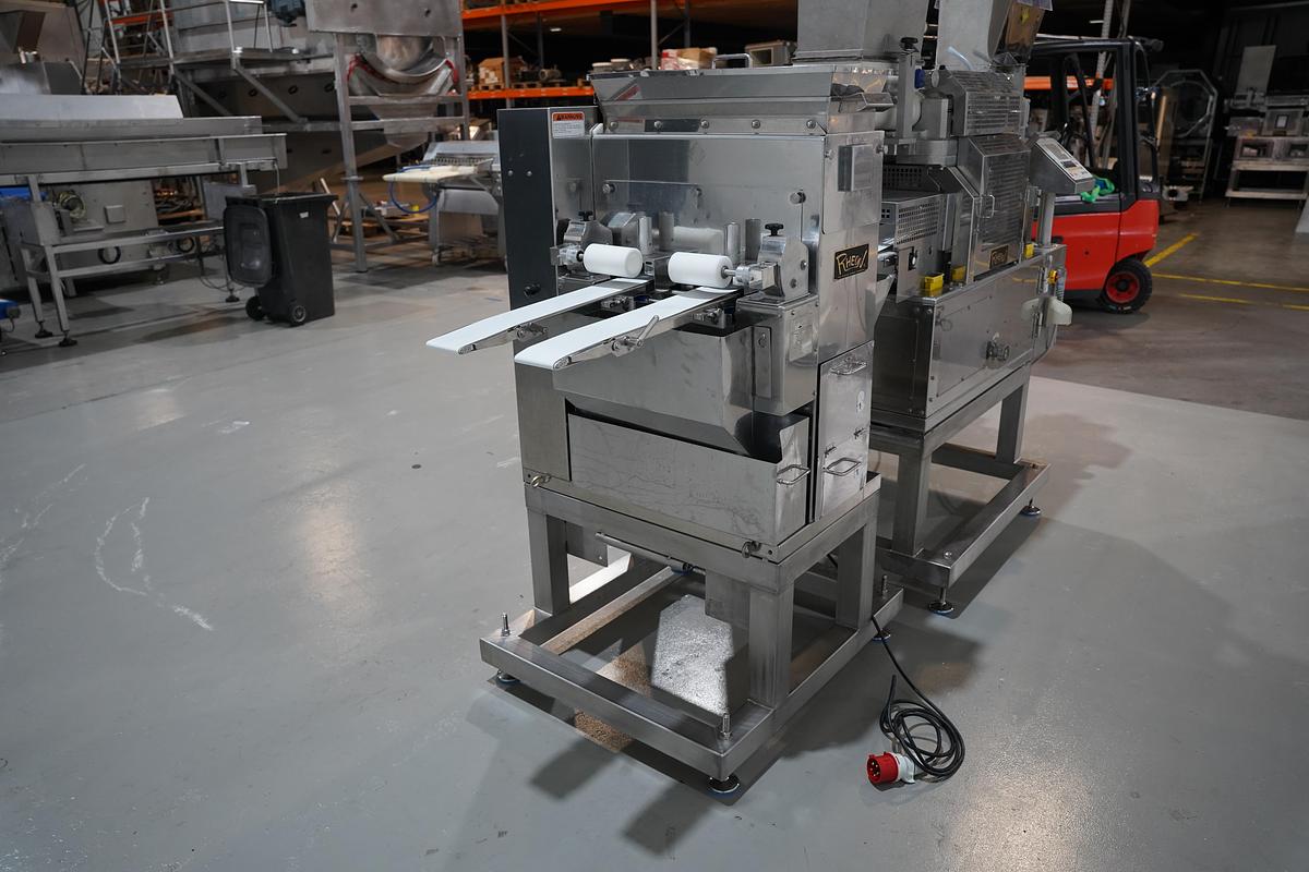 Gebruikt 2006 Rheon vormmachine met bebloeming