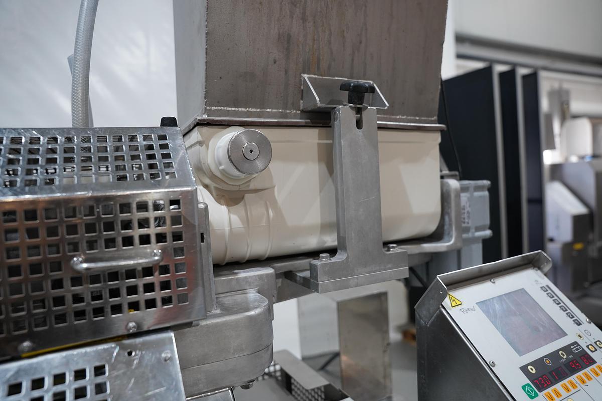 Gebruikt 2006 Rheon vormmachine met bebloeming