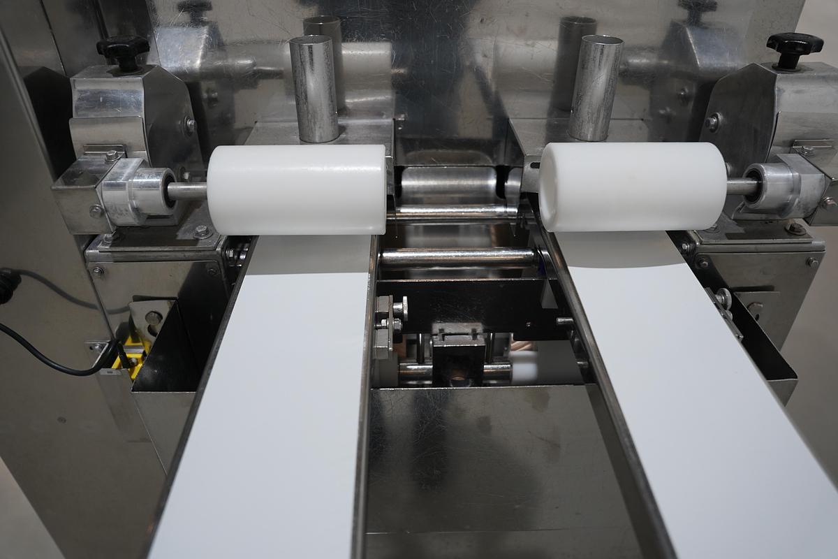 Gebruikt 2006 Rheon vormmachine met bebloeming