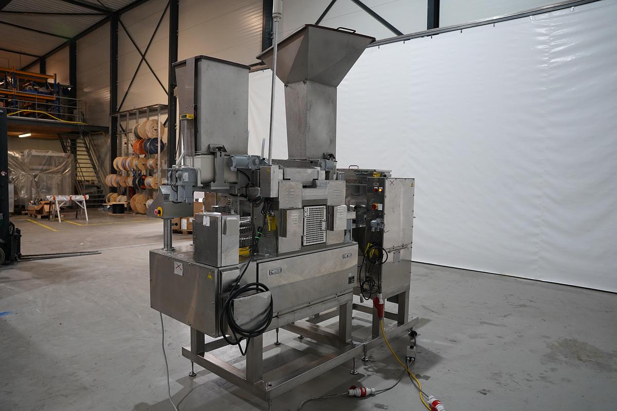 Gebruikt 2006 Rheon vormmachine met bebloeming