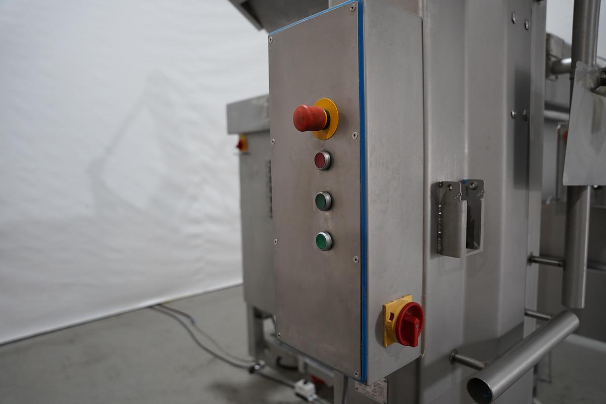 Gebruikt 2011 N&N mixer met lift