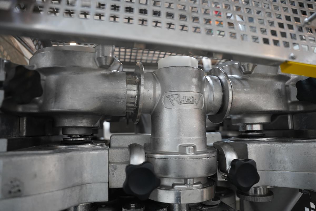 Gebruikt 2006 Rheon vormmachine met bebloeming