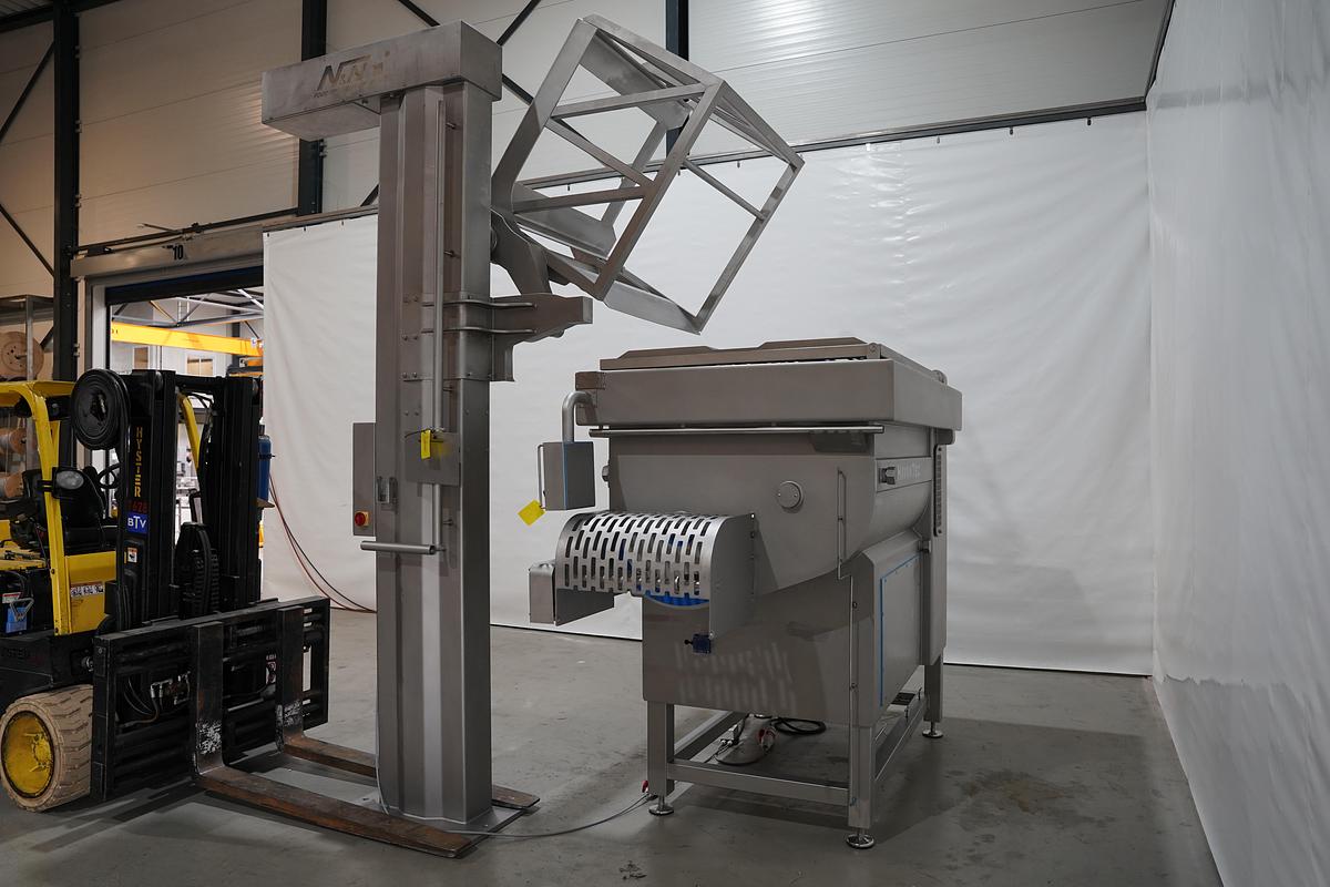 Gebruikt 2011 N&N mixer met lift