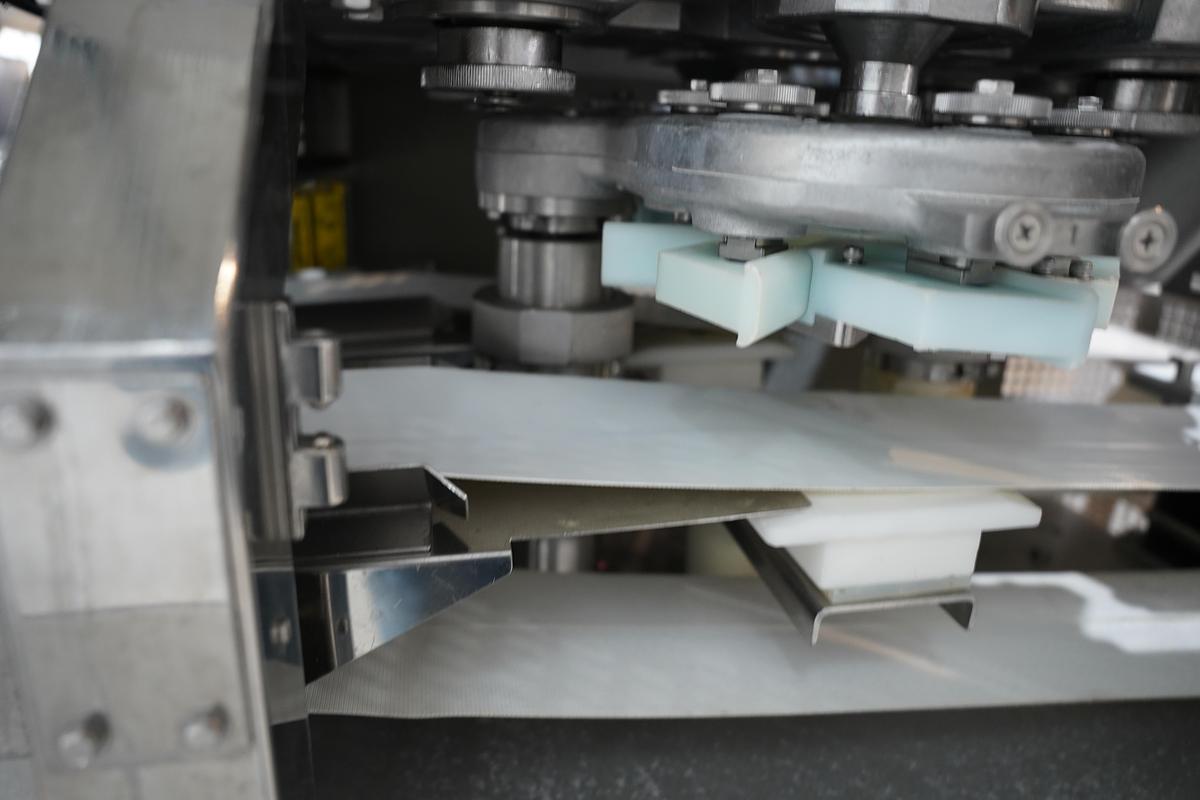 Gebruikt 2006 Rheon vormmachine met bebloeming