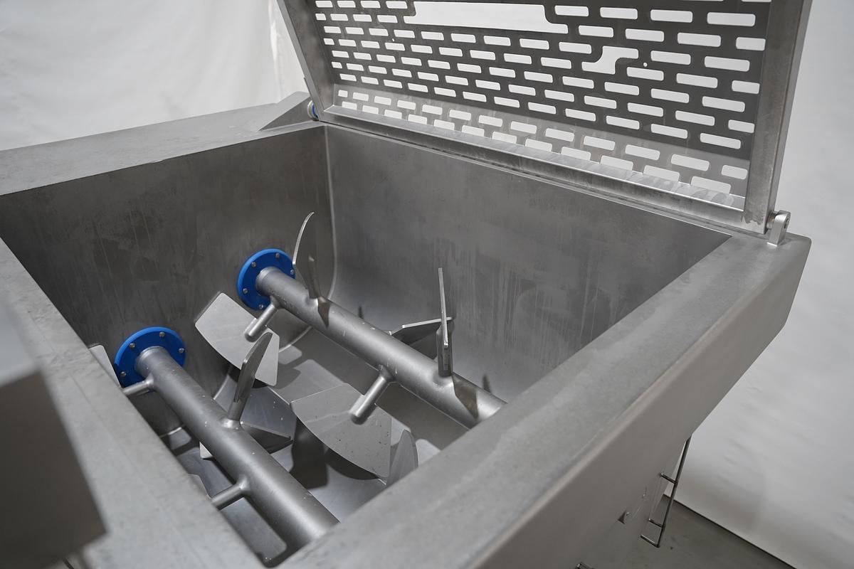Gebruikt 2011 N&N mixer met lift
