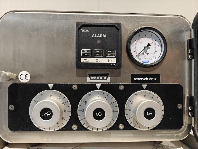 Used 2002 Sealpac Automatic tray sealing machine, 500