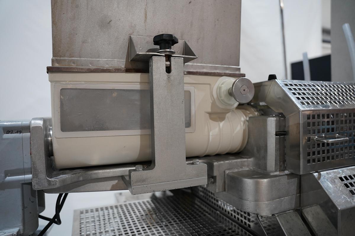 Gebruikt 2006 Rheon vormmachine met bebloeming