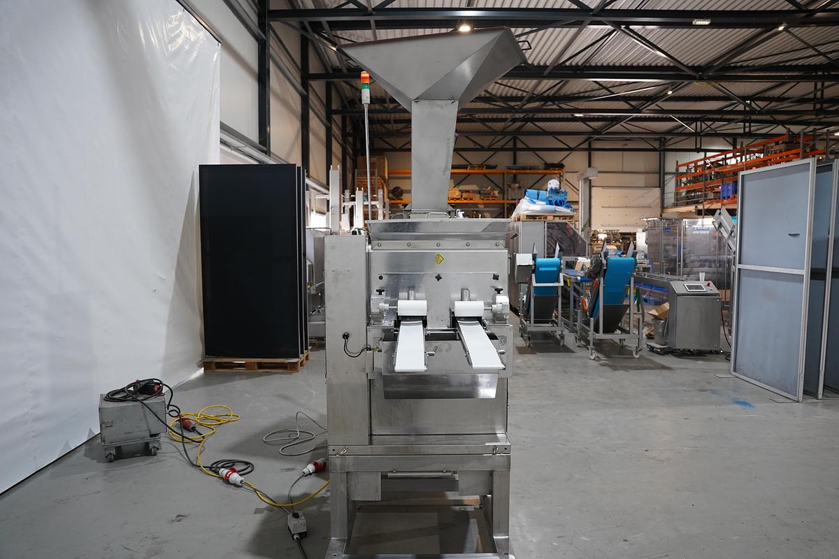 Gebruikt 2006 Rheon vormmachine met bebloeming