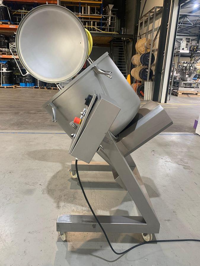 Gebruikt 1998 Vakona Mixer, 300FM2