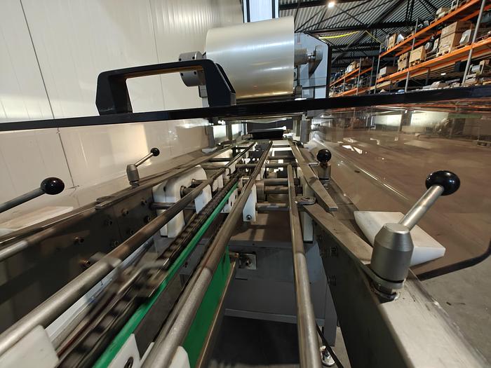 Used 2002 Sealpac Automatic tray sealing machine, 500