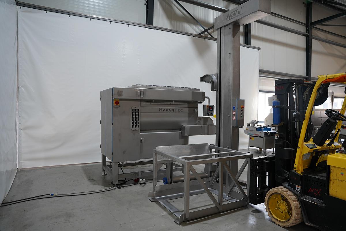 Gebruikt 2011 N&N mixer met lift