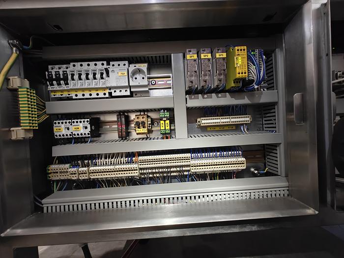 Used 2002 Sealpac Automatic tray sealing machine, 500