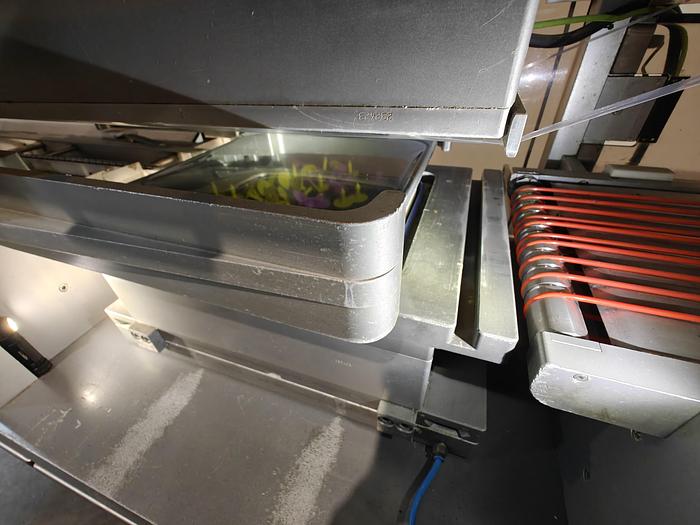 Used 2002 Sealpac Automatic tray sealing machine, 500