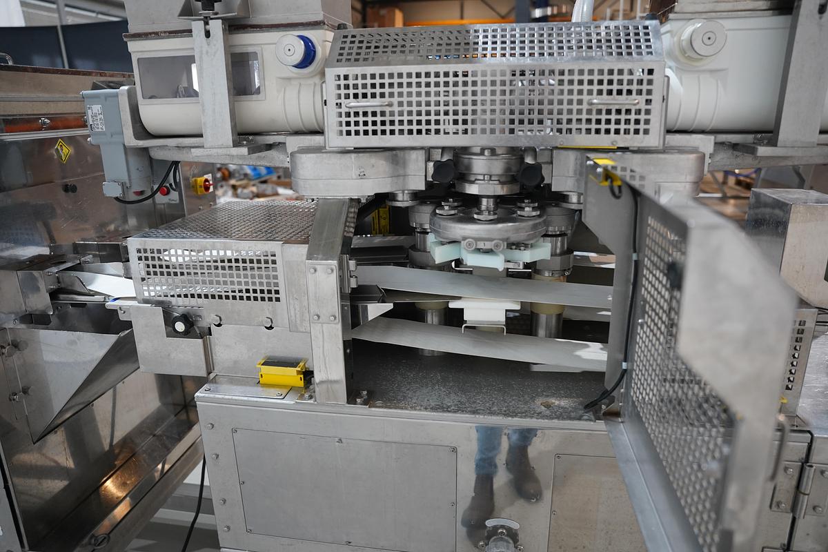 Gebruikt 2006 Rheon vormmachine met bebloeming