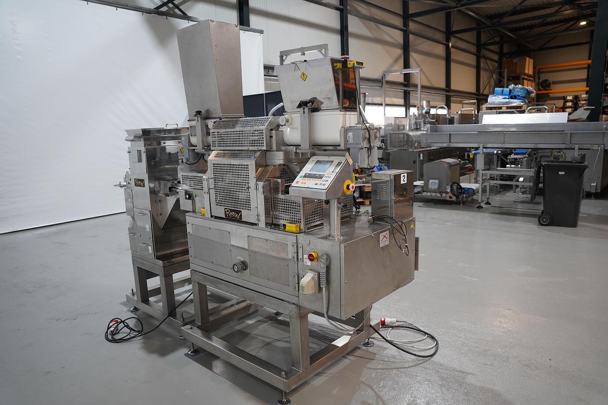 Gebruikt 2006 Rheon vormmachine met bebloeming