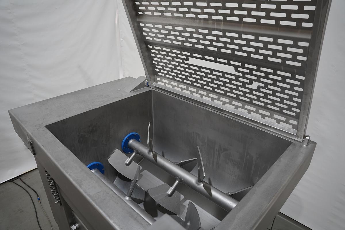 Gebruikt 2011 N&N mixer met lift