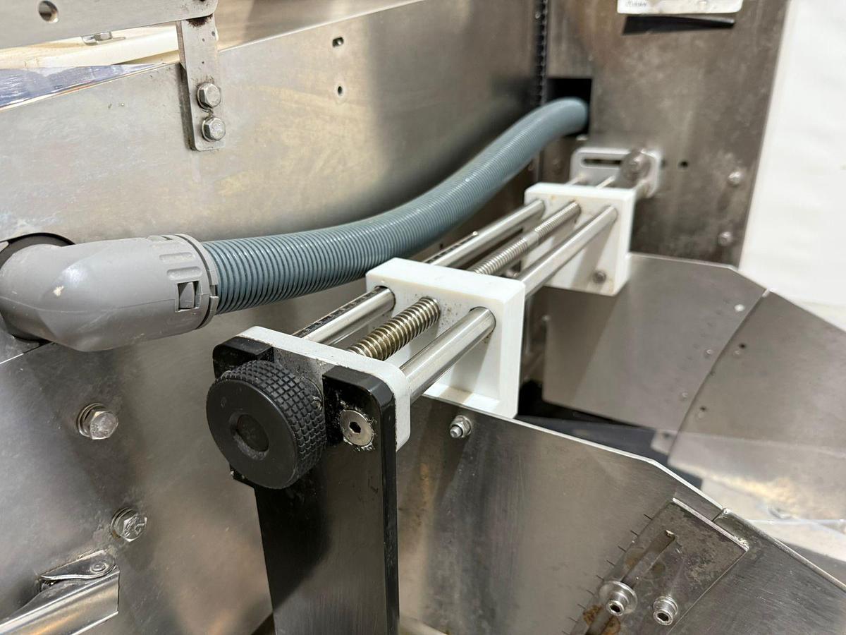 Gebruikt 2019 Ulma Flow pack wrapping machine met krimptunnel, type PV-550