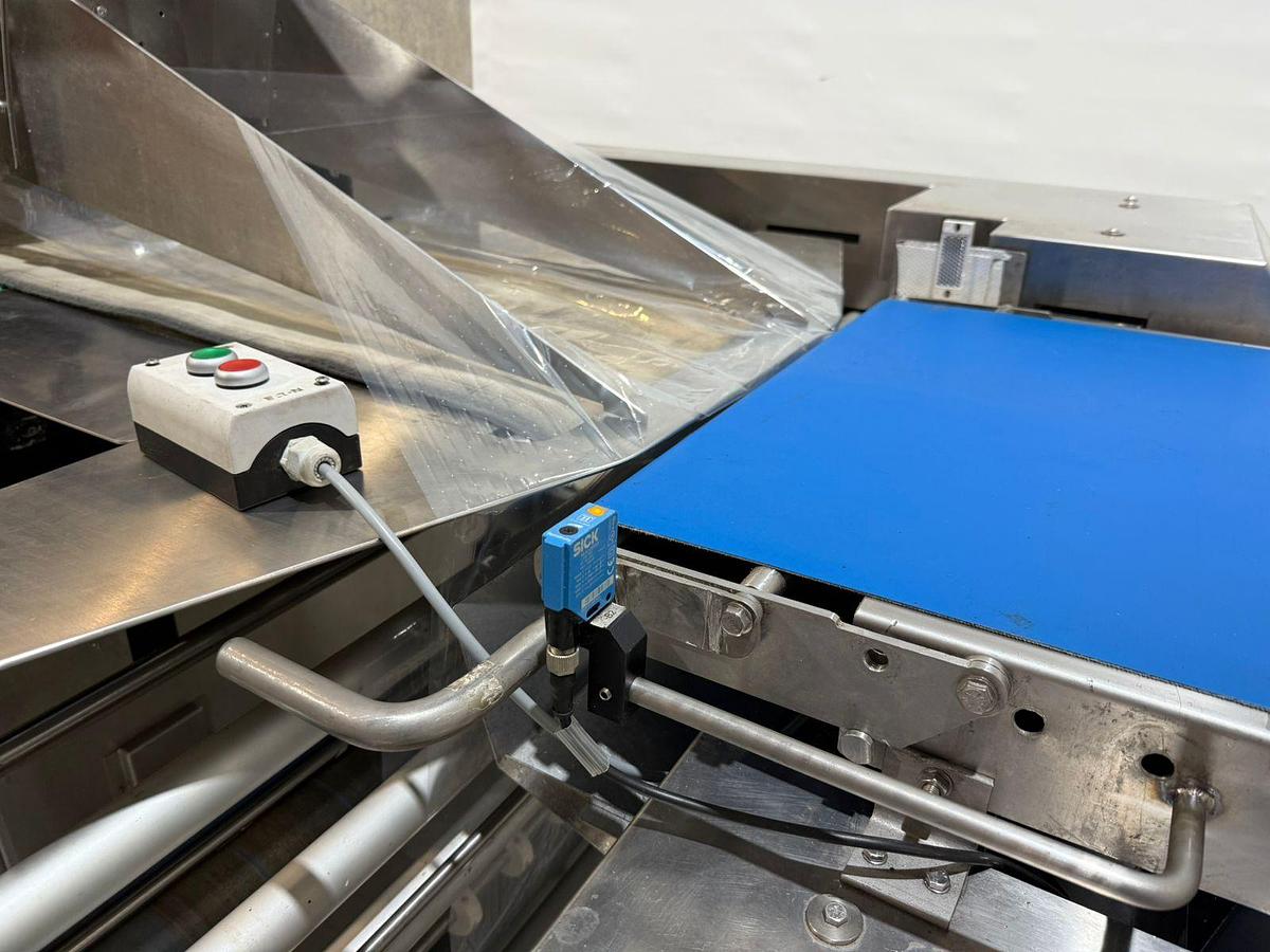 Gebruikt 2019 Ulma Flow pack wrapping machine met krimptunnel, type PV-550