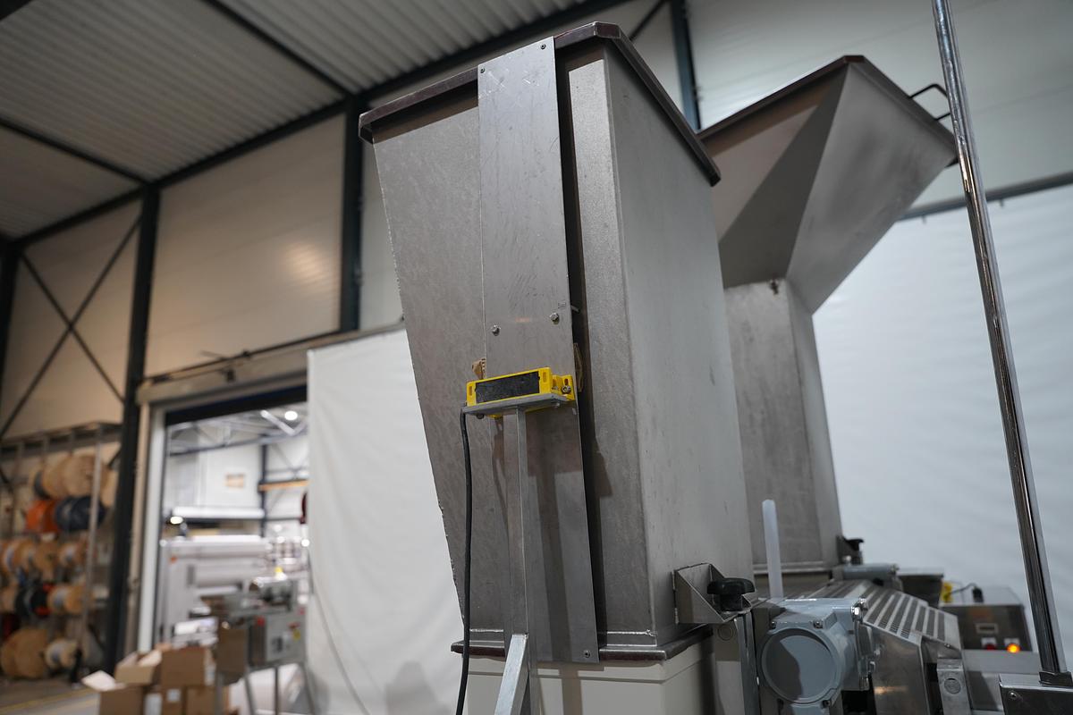 Gebruikt 2006 Rheon vormmachine met bebloeming