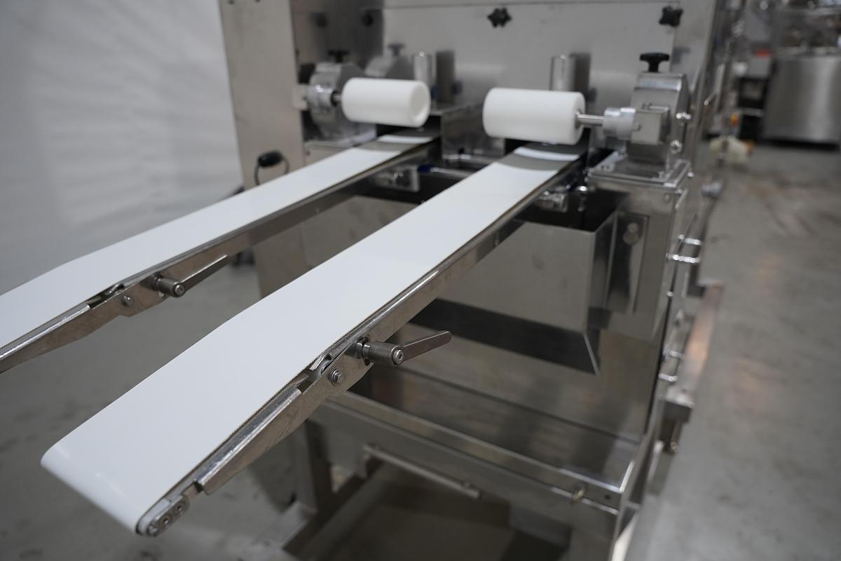 Gebruikt 2006 Rheon vormmachine met bebloeming