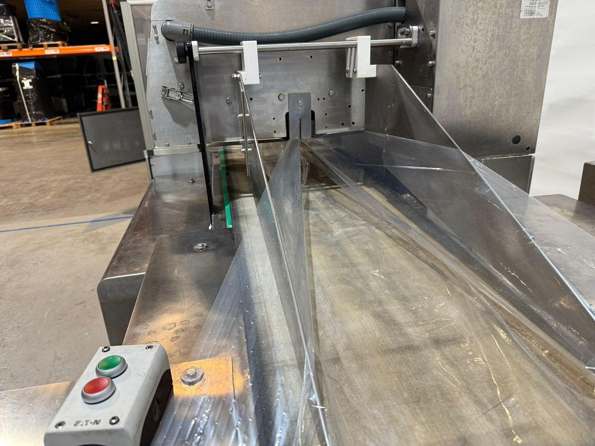 Gebruikt 2019 Ulma Flow pack wrapping machine met krimptunnel, type PV-550