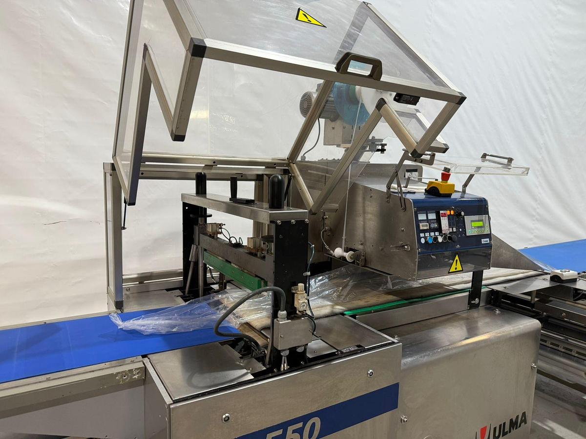 Gebruikt 2019 Ulma Flow pack wrapping machine met krimptunnel, type PV-550
