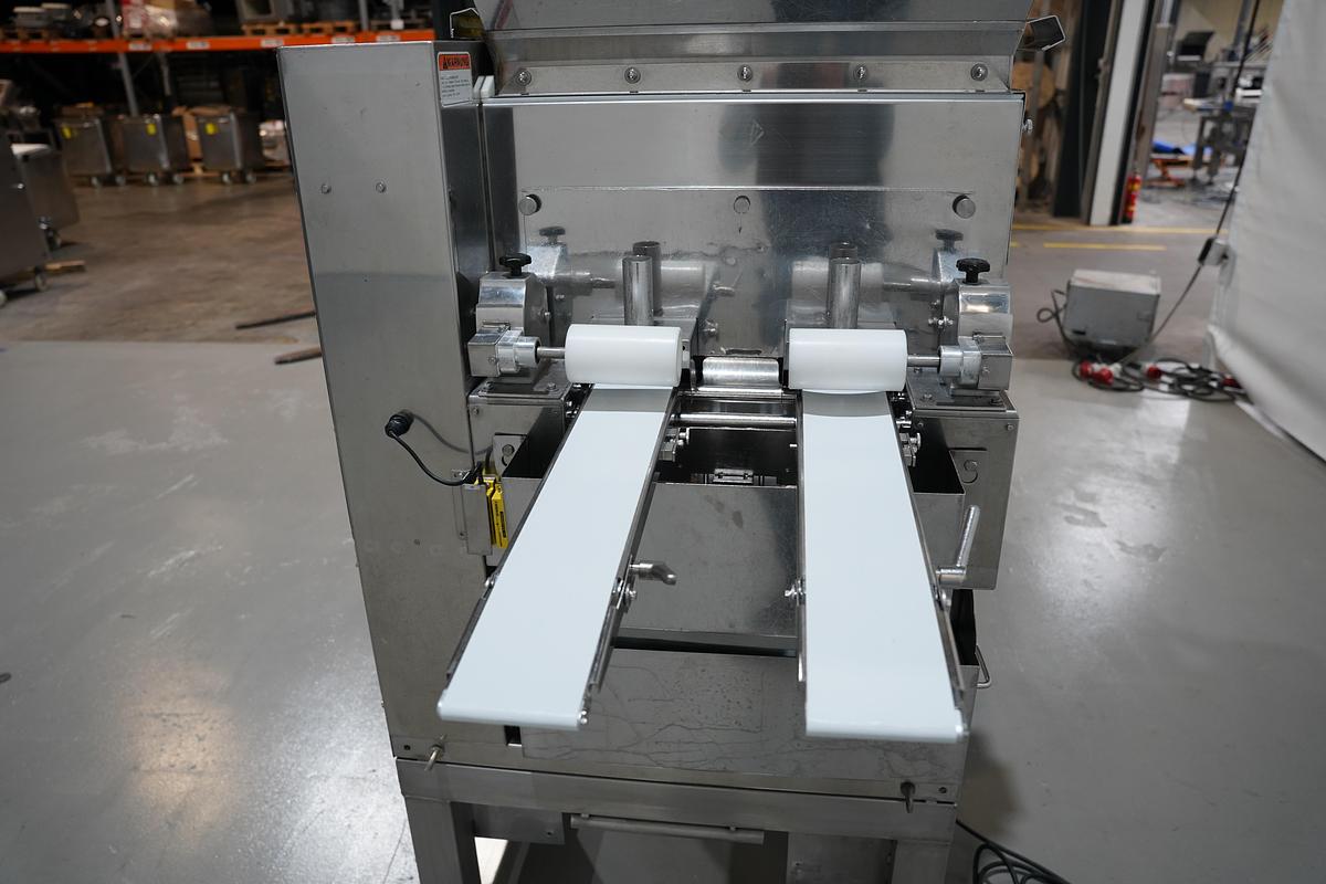 Gebruikt 2006 Rheon vormmachine met bebloeming
