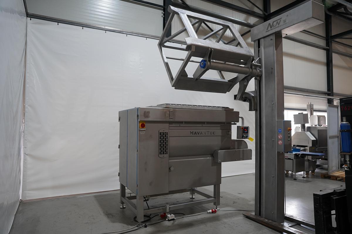 Gebruikt 2011 N&N mixer met lift