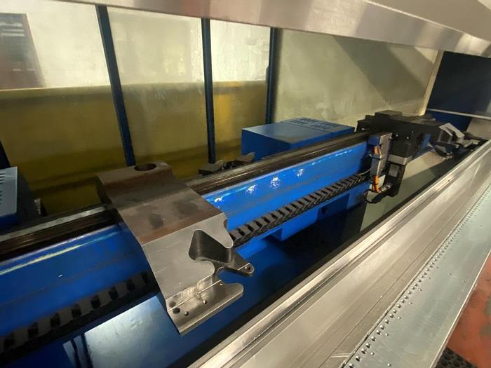 Used 2003 Trumpf TrumaBend V230 CNC Pressbrake