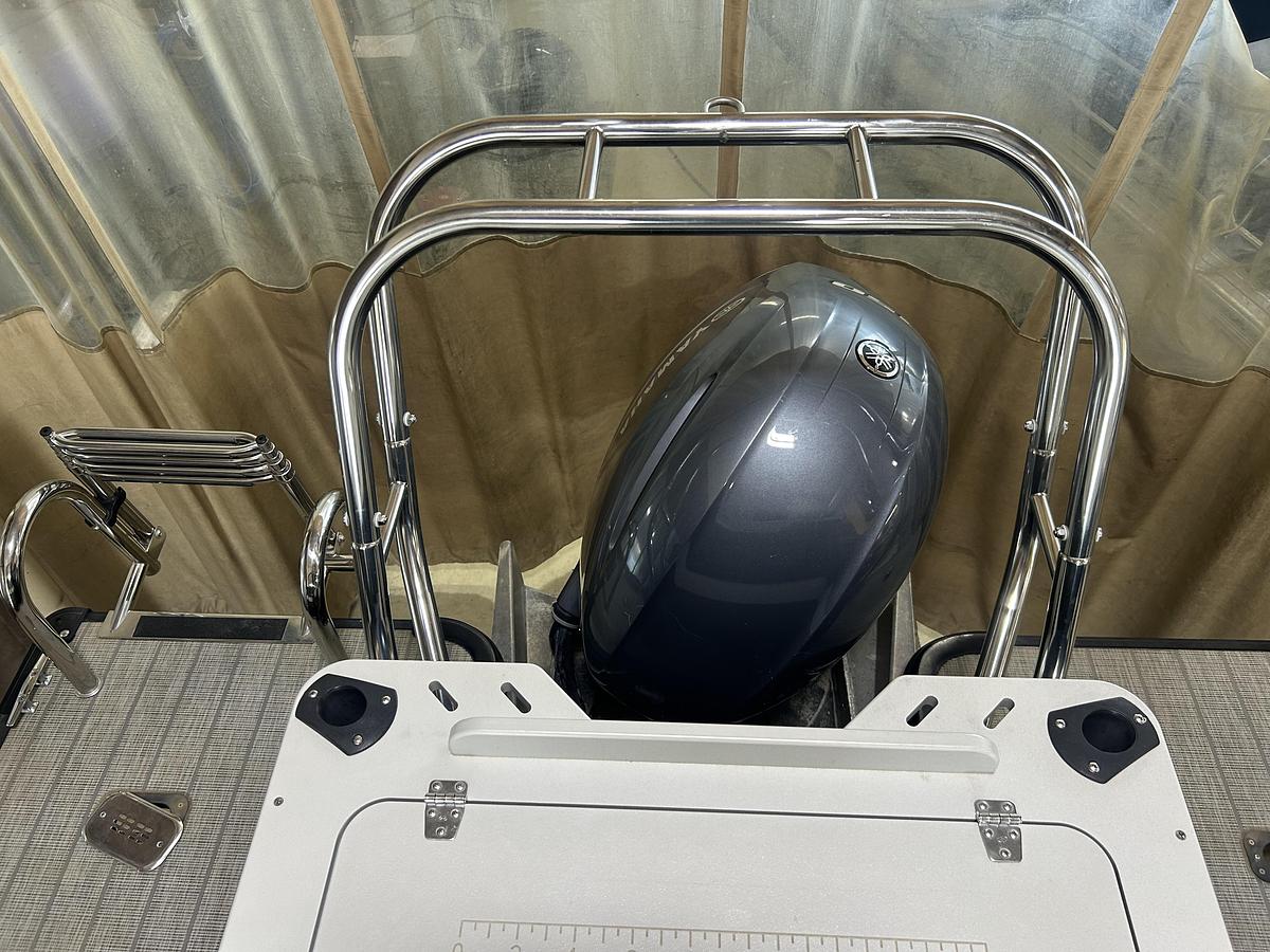 Used 2019 Sylvan Mirage 8522 Party Fish