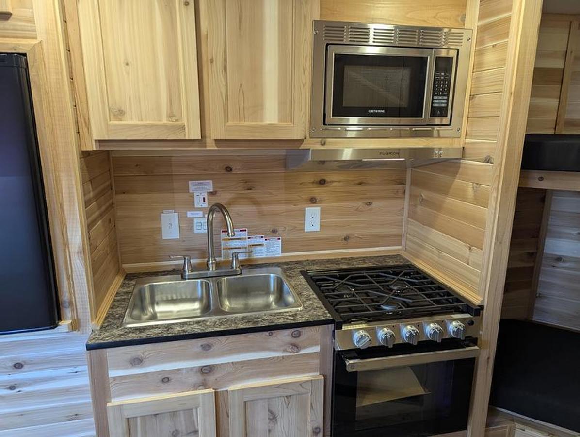 2026 Ice Castle Fish Houses 8' X 17V RANGE RUNNER [$1,000 OFF, FREE GENERATOR]