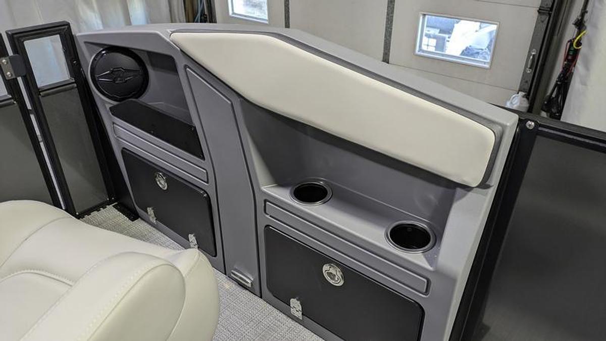 2026 Sylvan R-22 Party Fish