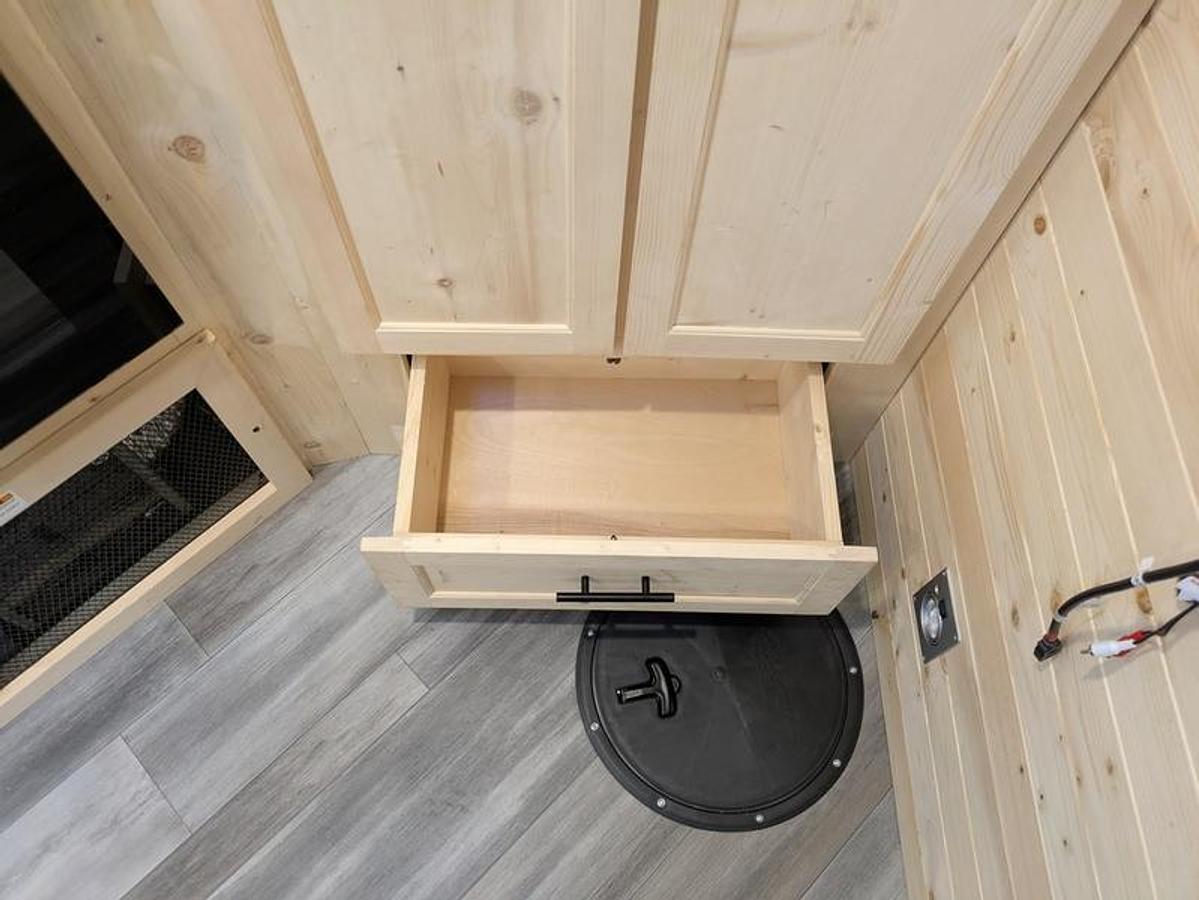 2026 Ice Castle Fish Houses 6.5' X 12V SPORTSMAN [$1,000 OFF, FREE GENERATOR]